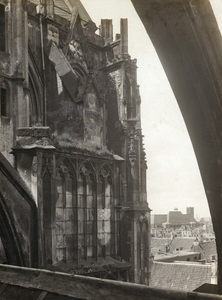 41235 Gezicht op een gedeelte van het transept van de Domkerk te Utrecht, vanaf het dak van de noordelijke zijkapel, ...